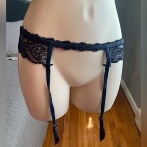 La perla lace garter belt in Navy blue
